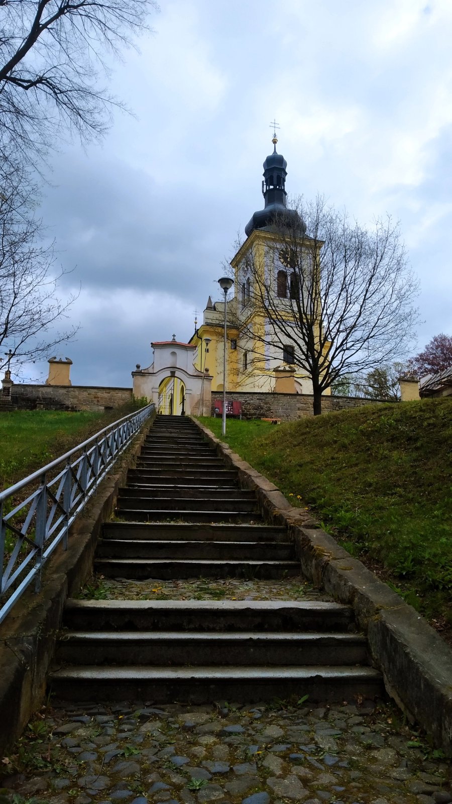 Kostel a křížová cesta v Markvarticích.